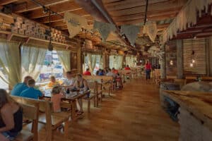 dining room filled with people at crockett's breakfast camp in gatlinburg